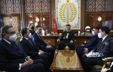 Encuentro de la delegación española, con Pedro Sánchez a la cabeza, con el rey de Marruecos