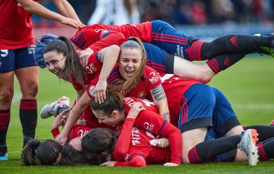 Piña de Osasuna, con Josune, Aitana, María Blanco y Patri Zugasti en el centro, celebrando el gol de Mar Torras al DUX Logroño.