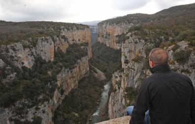 El mirador a la foz de Arbaiun desde el puerto de Iso (ubicado dentro de un tramo serpenteante de la carretera Lumbier-Navascués) permite observar a vista de pájaro la grandeza de esta Reserva Natural