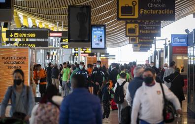 Cientos de personas en la terminal 4 del aeropuerto de Adolfo Suárez- Madrid Barajas, con motivo de la operación salida de Semana Santa