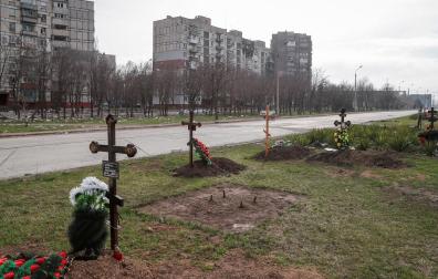 Tumbas al borde de una carretera de los civiles muertos en el ataque ruso a Mariúpol