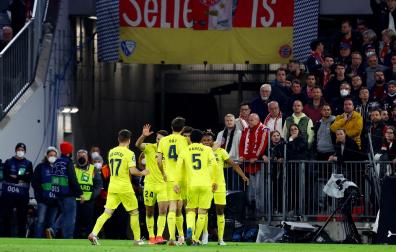 Los futbolistas del Villarreal celebran el tanto de Samuel Chukwueze