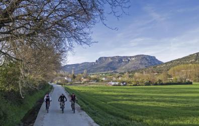 Tres ciclistas pasan por el término de Larrión siguiendo una de las rutas del Espacio BTT