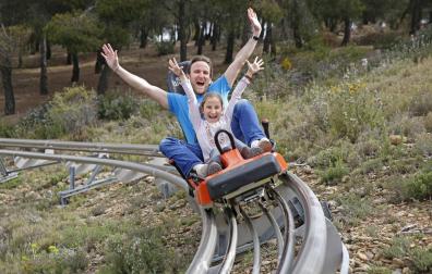 Un padre disfruta junto a su hijo de Senda Viva. Esta semana se inaugura la nueva temporada