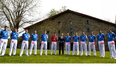 Los 12 pelotaris que a partir de hoy se juegan la txapela del Manomanista, cuya final se disputará el 29 de mayo en el Navarra Arena
