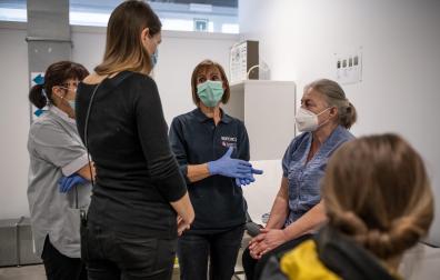 La doctora Lourdes Lopetegui pasa consulta a Bárbara y a su nieta Victoria, ucranianas que han huido de la guerra