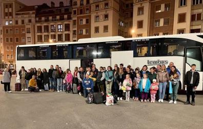Llegada a Bilbao del primer autobús con familias ucaranianas fletado por Chernobil Elkartea