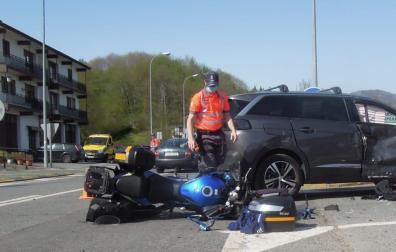 La moto, en el suelo, tras colisionar con el vehículo