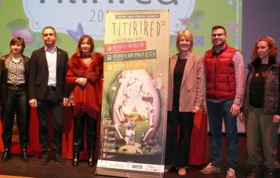 Ana Zardoya, coordinadora de cultura de Ribaforada; Óscar Bea, alcalde de Cintruénigo; Noemí Hernández, concejala de cultura de Ribaforada; Hortensia Chivite, coordinadora de cultura de Cintruénigo; Casto Alvero, concejal de cultura de Cintruénigo y Alicia Rodriguez, coordinadora de cultura de Valtierra, el día que se presentó el festival