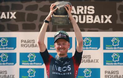 El neerlandés Dylan Van Baarle (Ineos Grenadiers) se declara vencedor de la 119 edición de la París-Roubaix