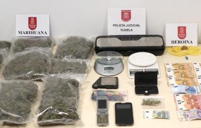 En el interior de la vivienda encontraron 22 gramos de heroína, 2 kilos de marihuana, una pequeña cantidad de hachís y 585 euros en metálico