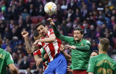 Pugna aérea entre Savic y Escudero en el partido Atlético de Madrid-Granada