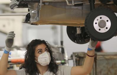 Una trabajadora en la cadena de montaje de VW Navarra