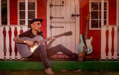 Fito posa con sus guitarras para la imagen promocional del nuevo álbum, proyecto en el que se inspirará el concierto de este sábado en el Navarra Arena a las 22.00 horas