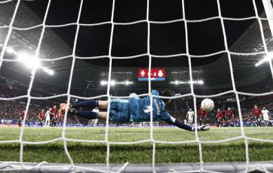 Vista desde detrás de la portería de uno de los dos penaltis detenidos por Sergio Herrera a Benzema