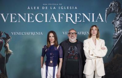 Álex de la Iglesia, junto a la actrices Silvia Alonso e Ingrid García Jonsson, en el estreno de 'Veneciafrenia'
