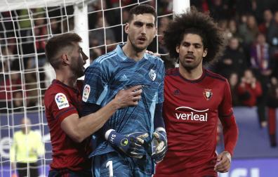 Sergio Herrera, jaleado por David García y Aridane, al detener el primer penalti de Benzema del partido del pasado miércoles en El Sadar