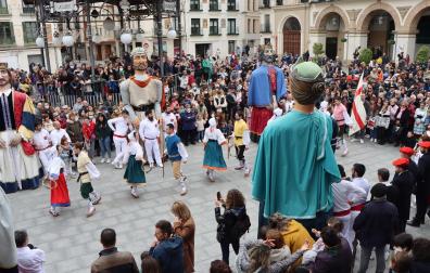 La Comparsa de Gigantes y el Grupo Municipal de Danzas de Tudela actuaron en la plaza de los Fueros tras el Capítulo de la Orden del Volatín