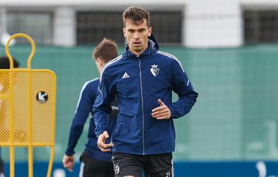 Lucas Torró, con gesto de concentración en un entrenamiento en Tajonar