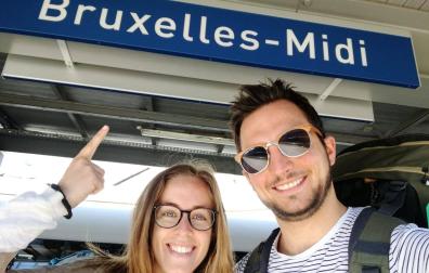 Marta Roig Estrada y su pareja tras llegar a Bruselas después de tres semanas atrapados en Sudáfrica
