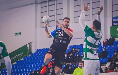 Xavi Castro, elevándose ante Bonanno en el último duelo del Helvetia ante el Sinfín en Santander