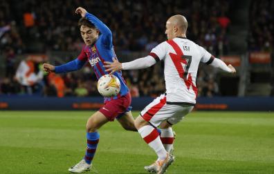 Gavi e Isi Palazon pugnan por el balón durante el encuentro