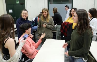 Los corrillos durante los descanso, como el de la imagen en la UPNA, volvieron a ser lo mismo que antes de la pandemia, con los alumnos viéndose las caras por completo