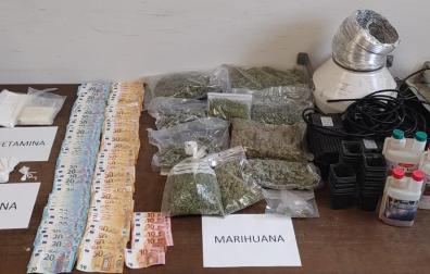 Droga, dinero y material incautado en el registro de la vivienda