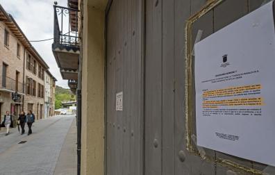 Uno de los recordatorios de la ordenanza municipal colgados en la calle La Rúa