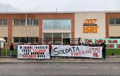 Pancartas de protesta ante el acceso principal de la planta de Isringhausen en Landaben.