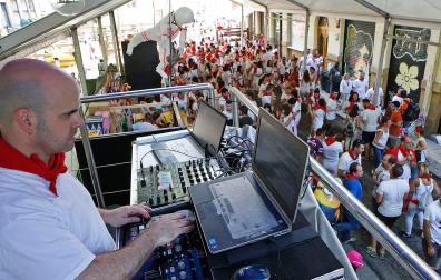 Imagen de un dj en las carpas instaladas en la cuesta de Labrit en Sanfermines