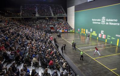 Vista panorámica del Navarra Arena en una final del Cuatro y Medio.