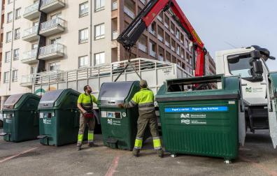 Operarios de la Mancomunidad descargan los nuevos contenedores en Echavacoiz Norte, el pasado marzo.