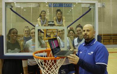 Jotas Unzué, junto a las chicas del Osés Construcción Ardoi, equipo con el que consiguió un ascenso y el galardón a mejor técnico navarro del 2021