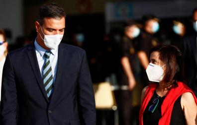 El presidente del Gobierno, Pedro Sánchez, y la ministra de Defensa, Margarita Robles, en la base aérea de Torrejón durante el recibimiento a diplomáticos españoles, personal de seguridad y ciudadanos afganos evacuados de Kabul