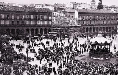 La foto deja ver el hueco dejado en la plaza del Castillo después del derribo del Teatro Gayarre