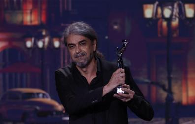 Fernando León de Aranoa, con la estatuilla a 'Mejor Guion' por 'El buen patrón'