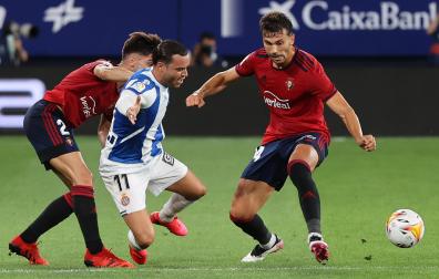 Nacho Vidal y Lucas Torró pelean por el balón con Raúl de Tomás, delantero del Espanyol