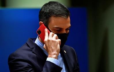 El presidente del Gobierno, Pedro Sánchez, habla por el móvil en una imagen anterior a que se conociera el espionaje