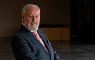 El magistrado emérito del Tribunal Constitucional Manuel Aragón posa en el hall del Museo Universidad de Navarra