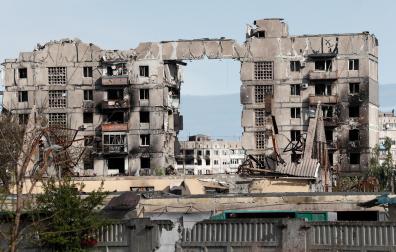 Vista de un edificio residencial destruido en Mariupol