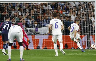 Karim Benzema lanza el penalti que puso el 3-1 en el marcador y daba el pase al Real Madrid a la final de la Liga de Campeones
