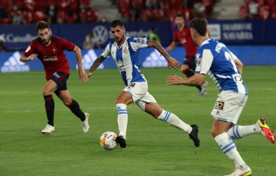 Fran Mérida conduce el balón mientras la persigue Moncayola en el partido de la primera vuelta disputado en El Sadar.	CORDOVILLA/BUXENS