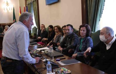 Dos recesos, al principio y al final del pleno, sobre una moción de urgencia de la coalición abertzale, desembocan en la salida de los ediles de EH Bildu