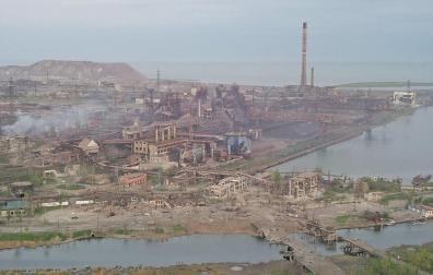 Vista aérea del compleo industrial de Azovstal sujeto al permanente bombardeo de los rusos a las afueras de Mariúpol