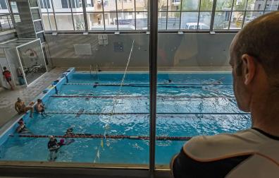 Usuarios en la piscina cubierta del polideportivo Lizarreria de Estella