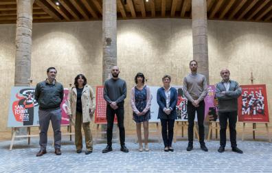 El jurado del concurso de carteles y la concejal María García Barberena, en la presentación de los finalistas el 24 de abril