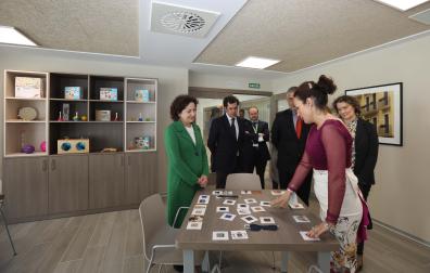 La consejera Maeztu junto a la directora del centro, Virginia Colinas
