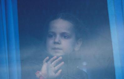 Una niña evacuada de la acería de Azovstal
