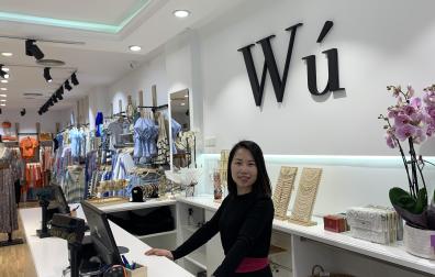 Shaolin Wu, dueña de la tienda de moda mujer Wú, en la calle Arrieta
